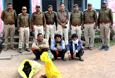 मृत भालू के नाखून काटने वाले तीन आरोपी गिरफ्तार, काटे गए नाखून व मोटरसाइकिल जप्त