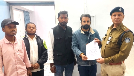 पोस्ट ऑफिस में दस्तावेज जलाने का आरोप, युवा कांग्रेस जिलाध्यक्ष ने थाना प्रभारी को सौंपा ज्ञापन