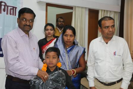 गिलियन-बैरे सिंड्रोम बीमारी से जंग जीतकर घर लौटा दस वर्षीय बालक