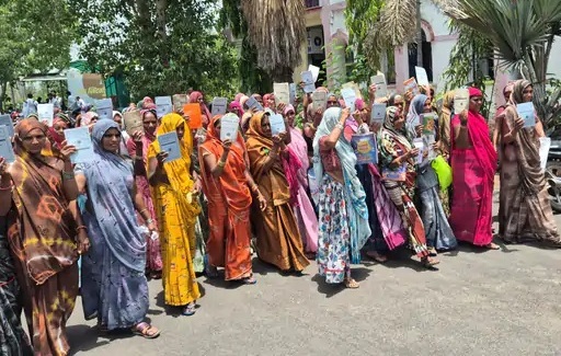 राशन नहीं मिलने से नाराज 150 से अधिक महिलाओं का प्रदर्शन, कलेक्टर कार्यालय पहुंचकर की शिकायत