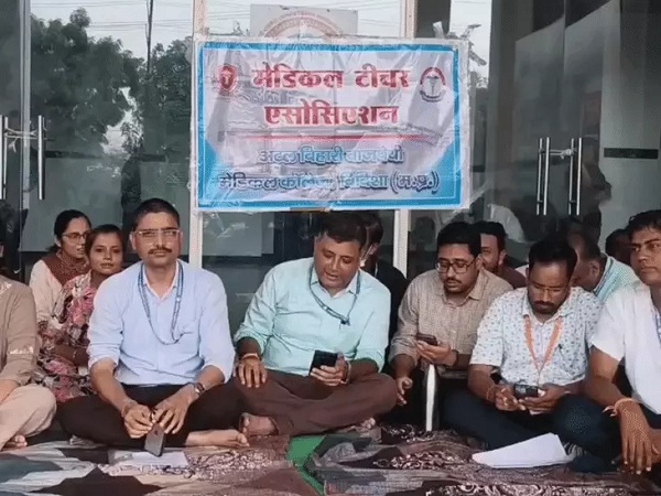 मेडिकल शिक्षकों का आंदोलन तेज, विदिशा मेडिकल कॉलेज में एक घंटे कार्य बहिष्कार कर दिया धरना