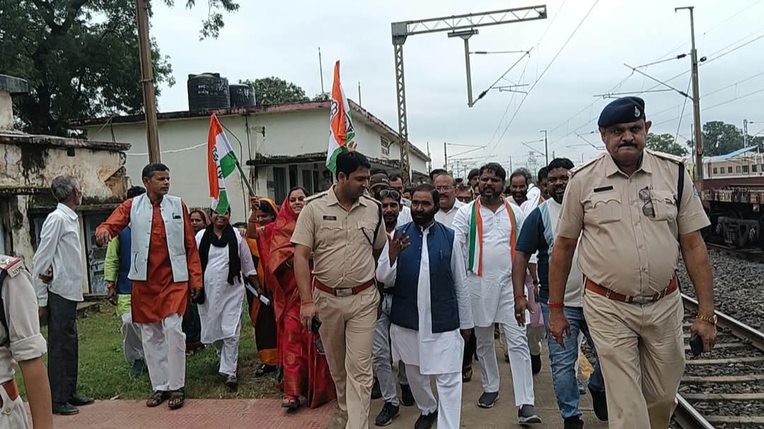 वेंकटनगर में नर्मदा एक्सप्रेस स्टापेज़ : अपनी वर्षो की मेहनत रंग लाने पर पुष्पराजगढ़ विधायक ने मनाया जश्न, बजे ढ़ोल-ताशे